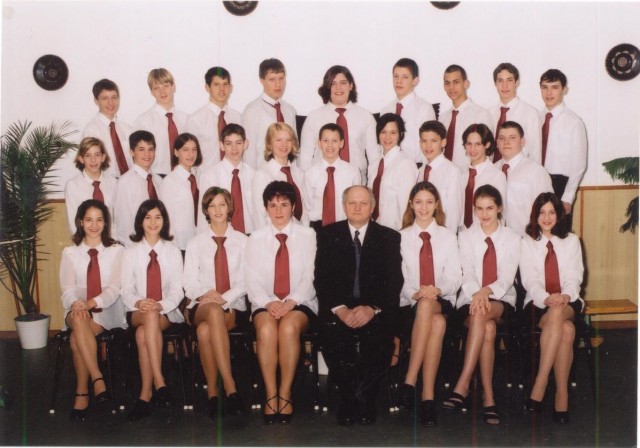 2004. 8.a