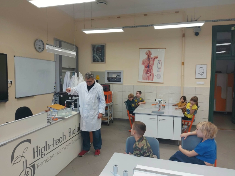 Biolaborban az 1.a osztály