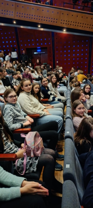 Színházi előadás -VUK