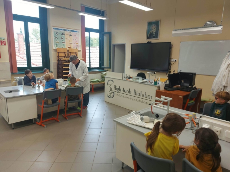 Biolaborban az 1.a osztály
